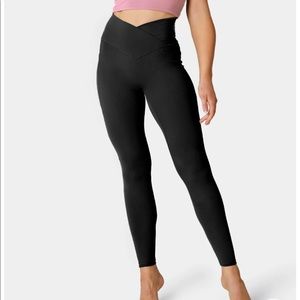 BRAND NEW Halara leggings with pockets